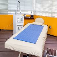 Fotografía de las instalaciones, se visualiza Cama de masaje Ozonklinikat