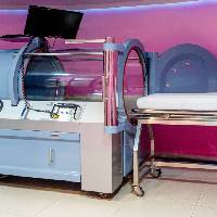 Fotografía de las instalaciones, se visualiza Cámara Hiperbárica Ozonklinikat