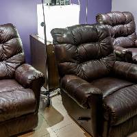 Fotografía de las instalaciones, se visualiza Sillones de espera Ozonklinikat