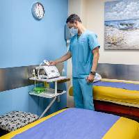 Fotografía de las instalaciones, se visualiza Asistente Especialista Ozonklinikat