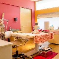 Fotografía de las instalaciones, se visualiza Àrea de masajes Ozonklinikat