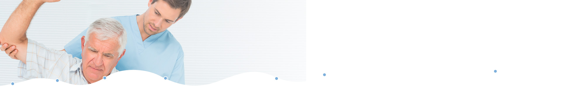 Fotografía de un terapeuta en una sesión  de rehabilitación con un hombre adulto quien levanta un brazo