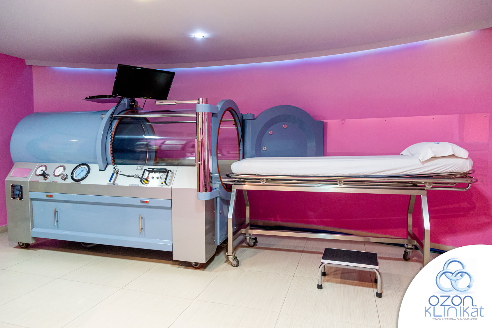 Fotografía de la cámara hiperbárica en las instalaciones de Ozonklinikat