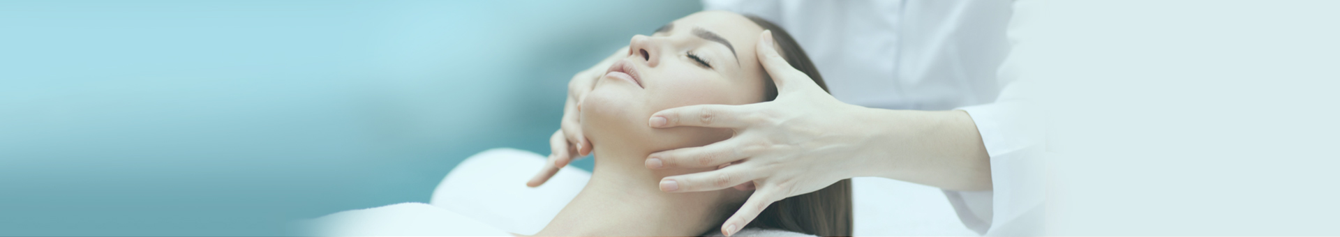 Fotografía de una terapia de masaje en la cara de una mujer