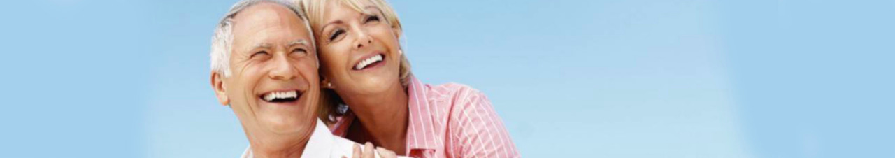 Fotografía de una pareja sonriendo de edad mayor