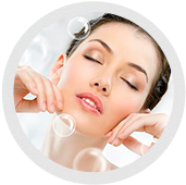 Fotografía de un rostro de una mujer feliz después de una terapia de facial estético