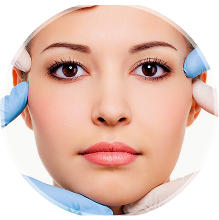 Fotografía de un rostro femenino siendo tocado por un guante de latex